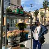 Noi lo incontriamo in via Sparano, quasi ad angolo con corso Vittorio Emanuele. � impossibile non notarlo vista la sua robusta stazza e l�abbigliamento da tifoso del Bari calcio, con tanto di cappellino con su scritto �Ultras Liberi"
